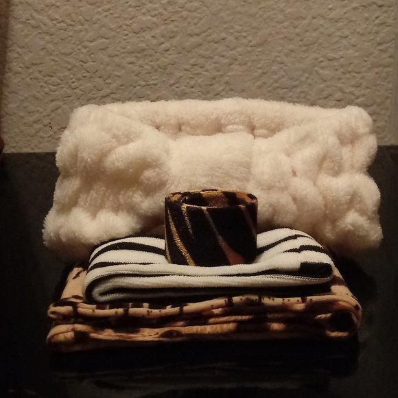 4 Assorted Hair Accessories - Picture 1 of 12